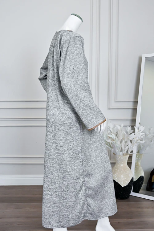 جلابية نسائية طويلة صوف لون رمادي مزينة بكلفة باللون الذهبي في الياقة من الأمام و الأكمام