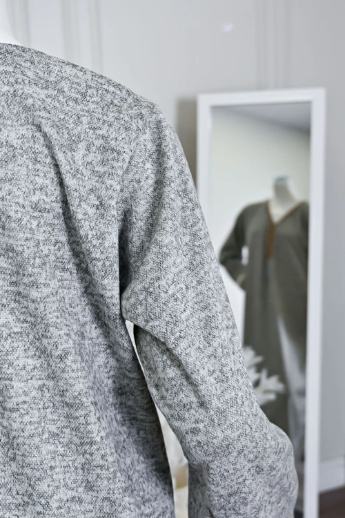 جلابية نسائية طويلة صوف لون رمادي مزينة بكلفة باللون الذهبي في الياقة من الأمام و الأكمام