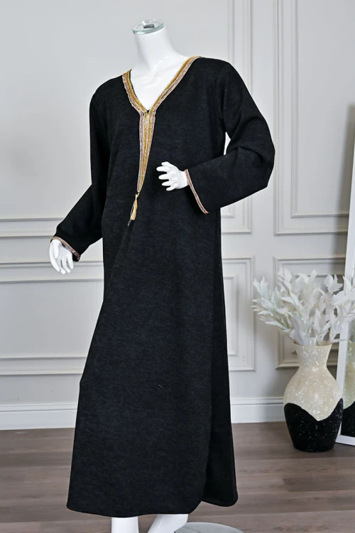 جلابية نسائية طويلة صوف لون أسود مزينة بكلفة باللون الذهبي في الياقة من الأمام و الأكمام