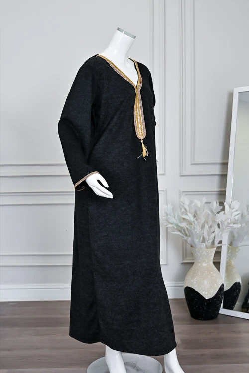 جلابية نسائية طويلة صوف لون أسود مزينة بكلفة باللون الذهبي في الياقة من الأمام و الأكمام