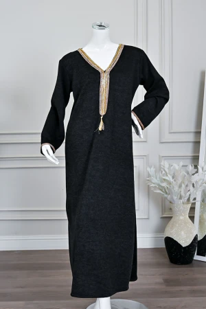 جلابية نسائية طويلة صوف لون أسود مزينة بكلفة باللون الذهبي في الياقة من الأمام و الأكمام 