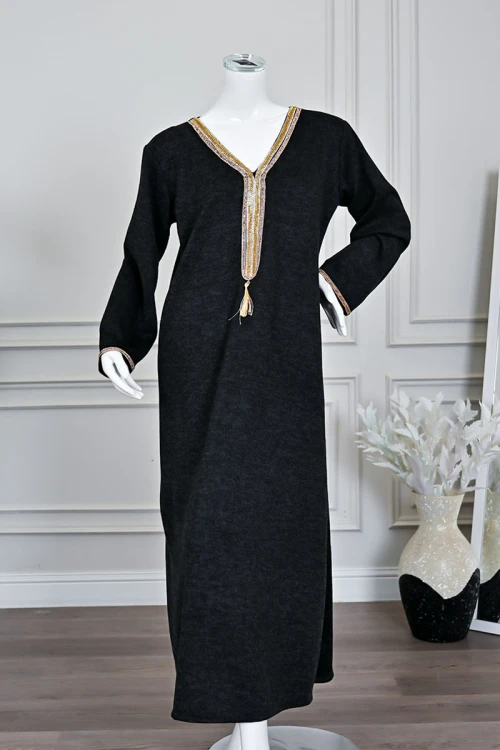 جلابية نسائية طويلة صوف لون أسود مزينة بكلفة باللون الذهبي في الياقة من الأمام و الأكمام