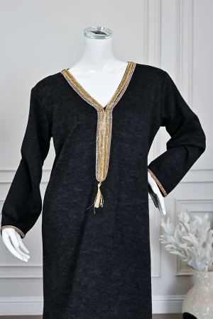 جلابية نسائية طويلة صوف لون أسود مزينة بكلفة باللون الذهبي في الياقة من الأمام و الأكمام 