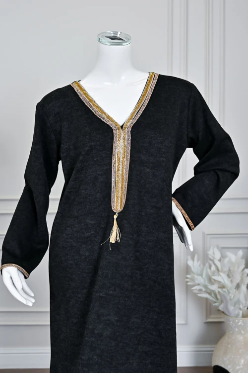 جلابية نسائية طويلة صوف لون أسود مزينة بكلفة باللون الذهبي في الياقة من الأمام و الأكمام