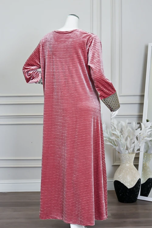 جلابية نسائية طويلة مخمل لون وردي مزينة بتطريز بيج بفصوص في الياقة من الأمام و الأكمام