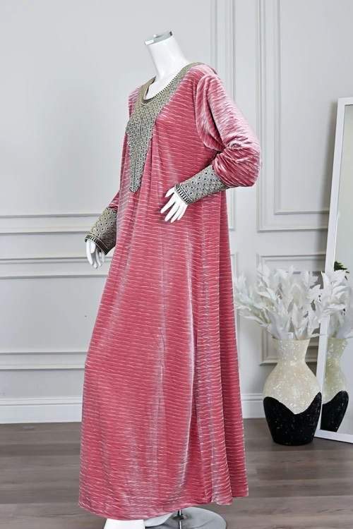 جلابية نسائية طويلة مخمل لون وردي مزينة بتطريز بيج بفصوص في الياقة من الأمام و الأكمام