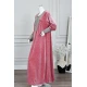 جلابية نسائية طويلة مخمل لون وردي مزينة بتطريز بيج بفصوص في الياقة من الأمام و الأكمام