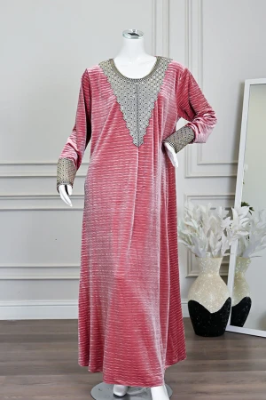 جلابية نسائية طويلة مخمل لون وردي مزينة بتطريز بيج بفصوص في الياقة من الأمام و الأكمام 