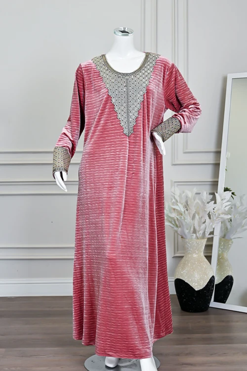 جلابية نسائية طويلة مخمل لون وردي مزينة بتطريز بيج بفصوص في الياقة من الأمام و الأكمام