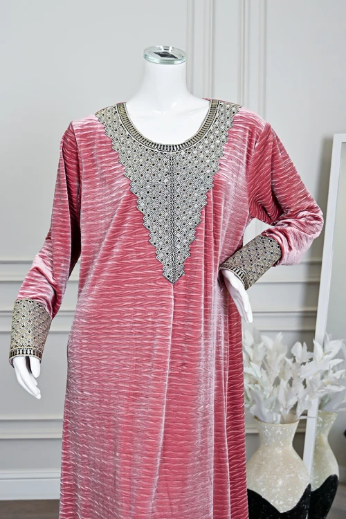 جلابية نسائية طويلة مخمل لون وردي مزينة بتطريز بيج بفصوص في الياقة من الأمام و الأكمام