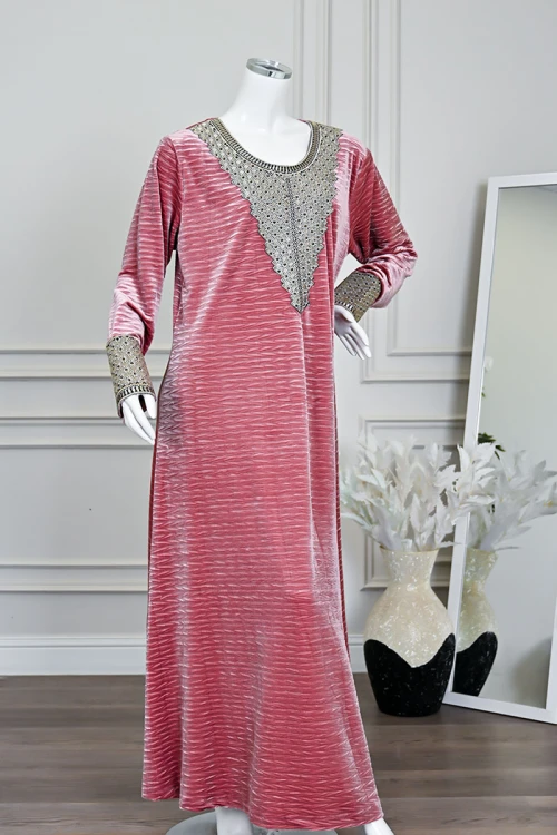جلابية نسائية طويلة مخمل لون وردي مزينة بتطريز بيج بفصوص في الياقة من الأمام و الأكمام