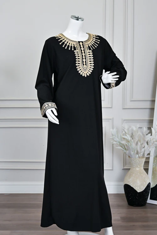 جلابية نسائية طويلة لون أسود مزينة بتطريز باللون الذهبي في الياقة من الأمام و الأكمام