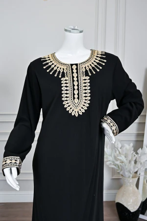 جلابية نسائية طويلة لون أسود مزينة بتطريز باللون الذهبي في الياقة من الأمام و الأكمام 