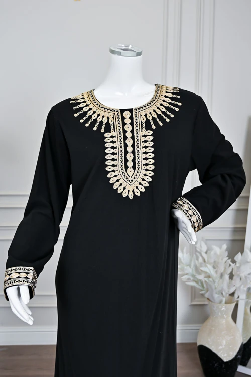 جلابية نسائية طويلة لون أسود مزينة بتطريز باللون الذهبي في الياقة من الأمام و الأكمام