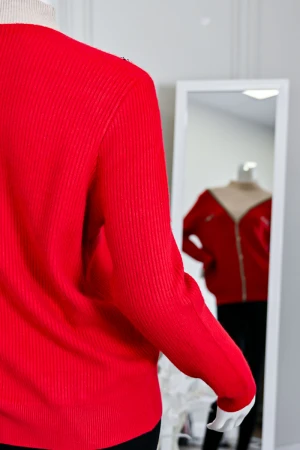 بلوزة نسائية شتوية حمراء بأزرار أمامية مع قطعة داخلية بيج