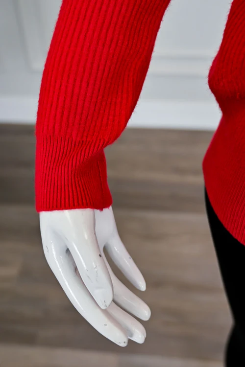 بلوزة نسائية شتوية حمراء بأزرار أمامية مع قطعة داخلية بيج