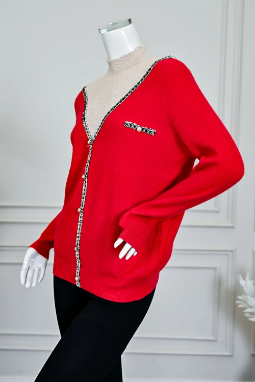 بلوزة نسائية شتوية حمراء بأزرار أمامية مع قطعة داخلية بيج