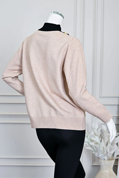 بلوزة نسائية شتوية بيج بتصميم طبقات مع ياقة داخلية سوداء