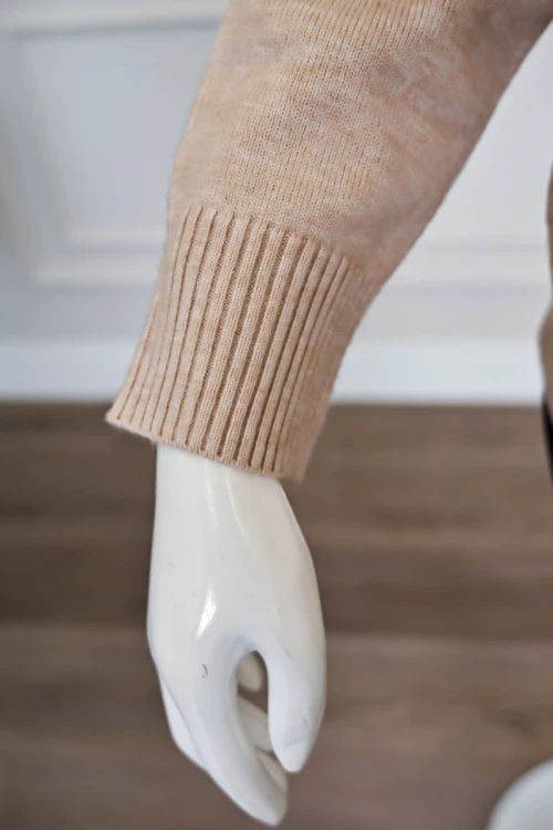 بلوزة نسائية شتوية بيج بتصميم طبقات مع ياقة داخلية سوداء