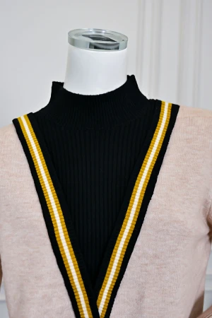 بلوزة نسائية شتوية بيج بتصميم طبقات مع ياقة داخلية سوداء