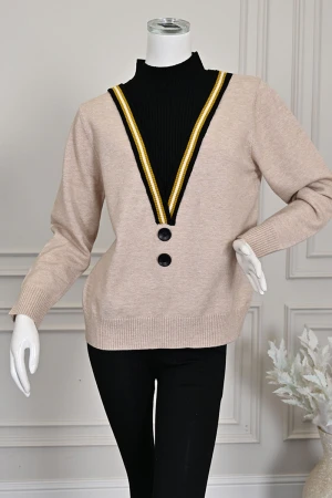 بلوزة نسائية شتوية بيج بتصميم طبقات مع ياقة داخلية سوداء