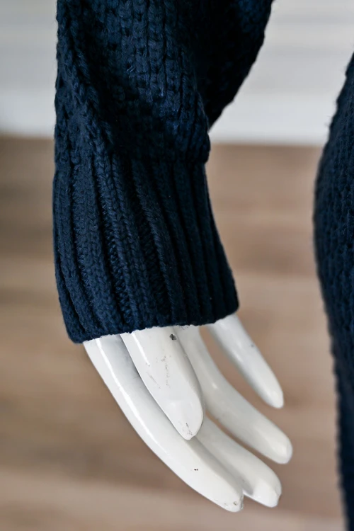 بلوزة نسائية شتوية صوف كحلي بقبعة متصله