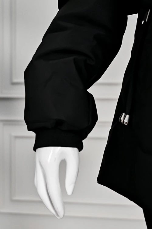 جاكيت نسائي شتوي أسود بقبعة ثابتة مزينة بفرو بسحاب وجيوب أمامية