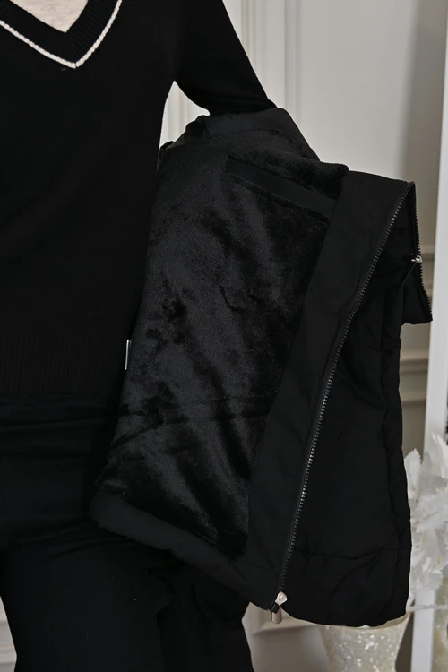 جاكيت نسائي شتوي أسود بقبعة ثابتة مزينة بفرو بسحاب وجيوب أمامية