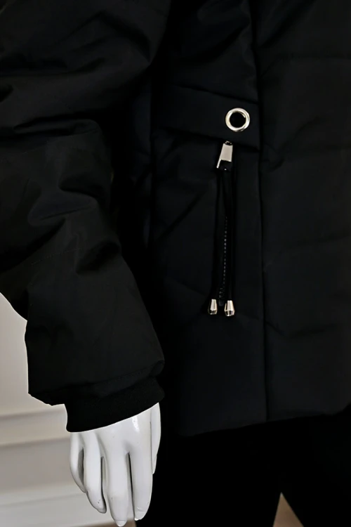 جاكيت نسائي شتوي أسود بقبعة ثابتة مزينة بفرو بسحاب وجيوب أمامية