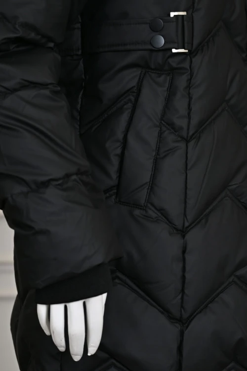 جاكيت نسائي شتوي لون أسود بقبعة منفصلة بفرو قابلة للتركيب و بسحاب و جيوب من الأمام