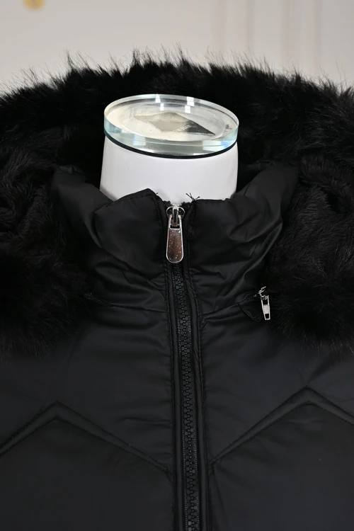 جاكيت نسائي شتوي لون أسود بقبعة منفصلة بفرو قابلة للتركيب و بسحاب و جيوب من الأمام