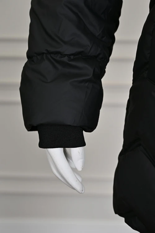 جاكيت نسائي شتوي لون أسود بقبعة منفصلة بفرو قابلة للتركيب و بسحاب و جيوب من الأمام