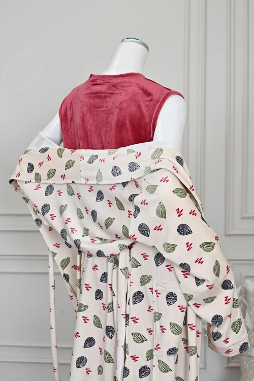 بيجاما نسائية شتوية 3 قطع بلوزة داخلية لون وردي بياقة دائرية بدون أكمام