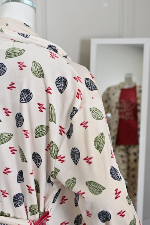 بيجاما نسائية شتوية 3 قطع بلوزة داخلية لون وردي بياقة دائرية بدون أكمام