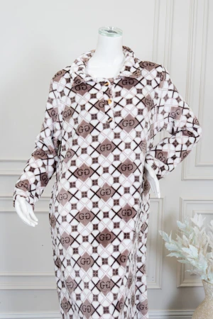 قميص نسائي طويل شتوي لون بني و أبيض مزين بحروف و أشكال بياقة مطوية و أزرار من الأمام و بأكمام طويلة 