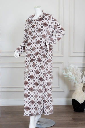 قميص نسائي طويل شتوي لون بني و أبيض مزين بحروف و أشكال بياقة مطوية و أزرار من الأمام و بأكمام طويلة 