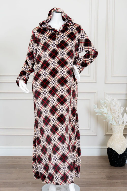 قميص نسائي طويل شتوي لون بني غامق مع تداخلات بأشكال و خطوط ملونة بقبعة متصلة و أزرار من الأمام و بأكمام طويلة