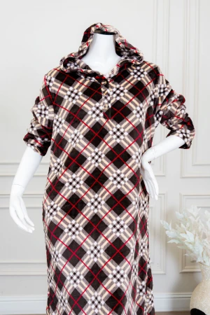 قميص نسائي طويل شتوي لون بني غامق مع تداخلات بأشكال و خطوط ملونة بقبعة متصلة و أزرار من الأمام و بأكمام طويلة 