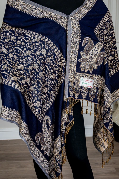 شال كشميري نسائي لون كحلي بنقوش باللون البيج