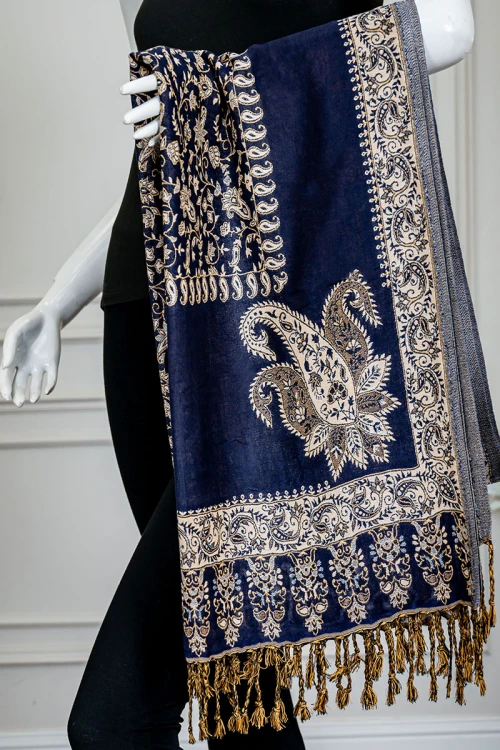 شال كشميري نسائي لون كحلي بنقوش باللون البيج