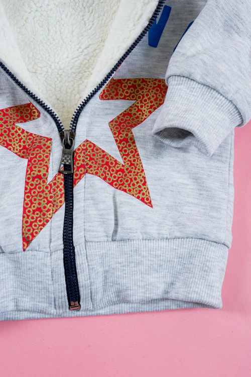 بلوفر أطفال شتوي مبطن لون رمادي مزين بكتابات ورسومات قبعة متصلة و سحاب من الأمام و أكمام طويلة