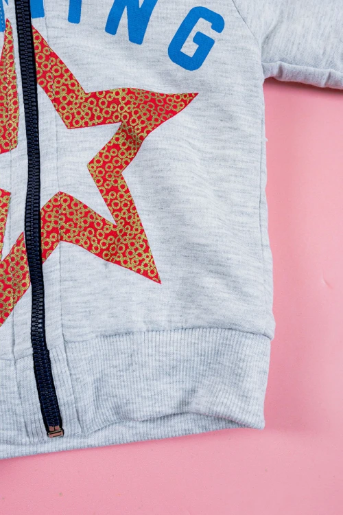 بلوفر أطفال شتوي مبطن لون رمادي مزين بكتابات ورسومات قبعة متصلة و سحاب من الأمام و أكمام طويلة