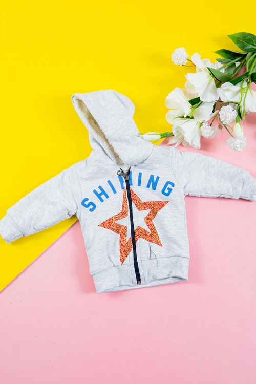 بلوفر أطفال شتوي مبطن لون رمادي مزين بكتابات ورسومات قبعة متصلة و سحاب من الأمام و أكمام طويلة