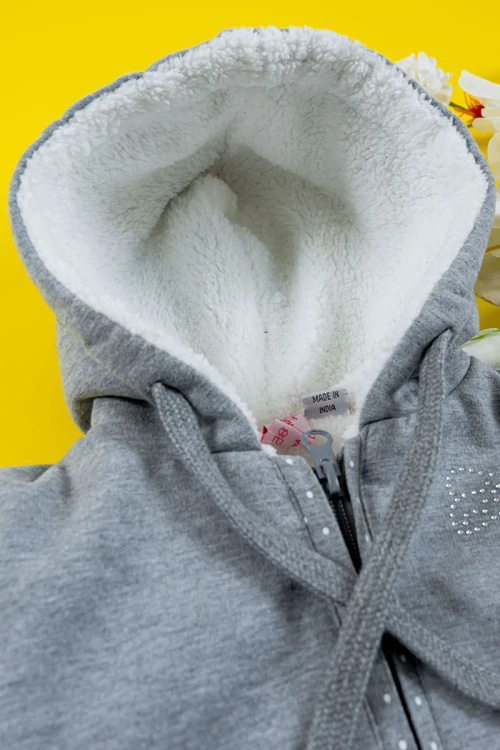 بلوفر أطفال شتوي مبطن لون رصاصي منقط باللون الأبيض قبعة متصلة برباط و بسحاب و جيوب من الأمام و أكمام طويلة