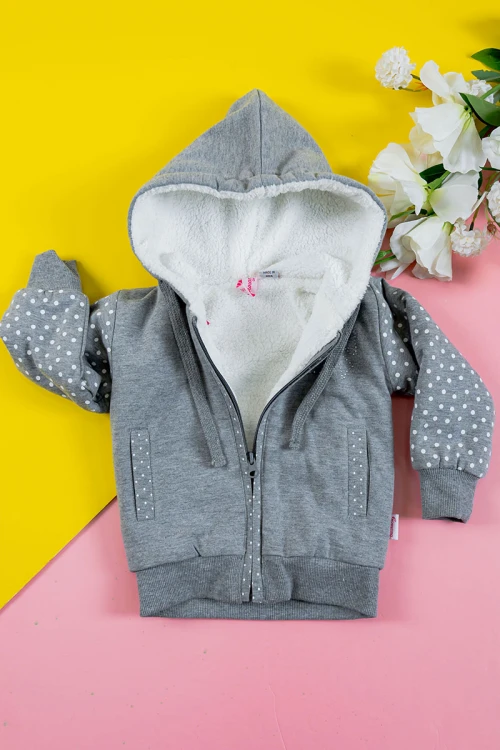 بلوفر أطفال شتوي مبطن لون رصاصي منقط باللون الأبيض قبعة متصلة برباط و بسحاب و جيوب من الأمام و أكمام طويلة