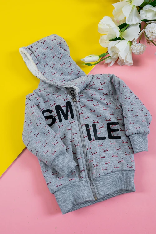 بلوفر أطفال شتوي مبطن لون رصاصي مزين بكتابات و رسومات قبعة متصلة بسحاب من الأمام و بأكمام طويلة