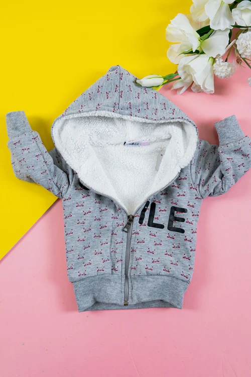 بلوفر أطفال شتوي مبطن لون رصاصي مزين بكتابات و رسومات قبعة متصلة بسحاب من الأمام و بأكمام طويلة