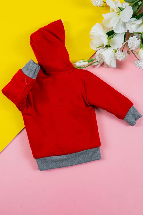 بلوفر أطفال شتوي مبطن لون أحمر مزين بكتابات من الأمام قبعة متصلة بسحاب من الأمام و بأكمام طويلة