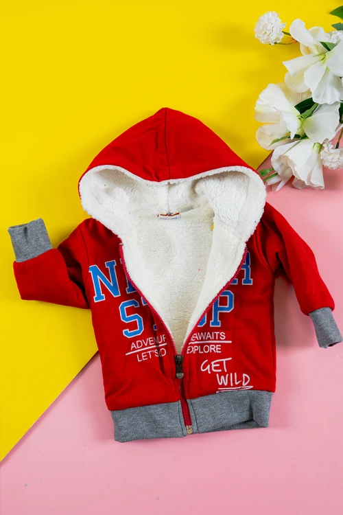 بلوفر أطفال شتوي مبطن لون أحمر مزين بكتابات من الأمام قبعة متصلة بسحاب من الأمام و بأكمام طويلة