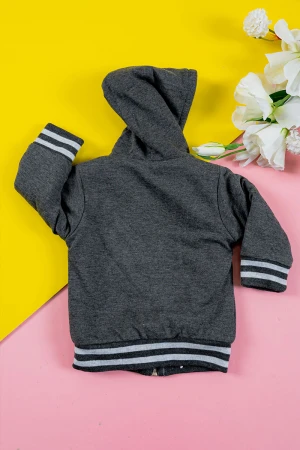 بلوفر أطفال شتوي مبطن لون رصاصي مقلم باللون الأبيض مزين بكتابات قبعة متصلة بسحاب من الأمام و بأكمام طويلة